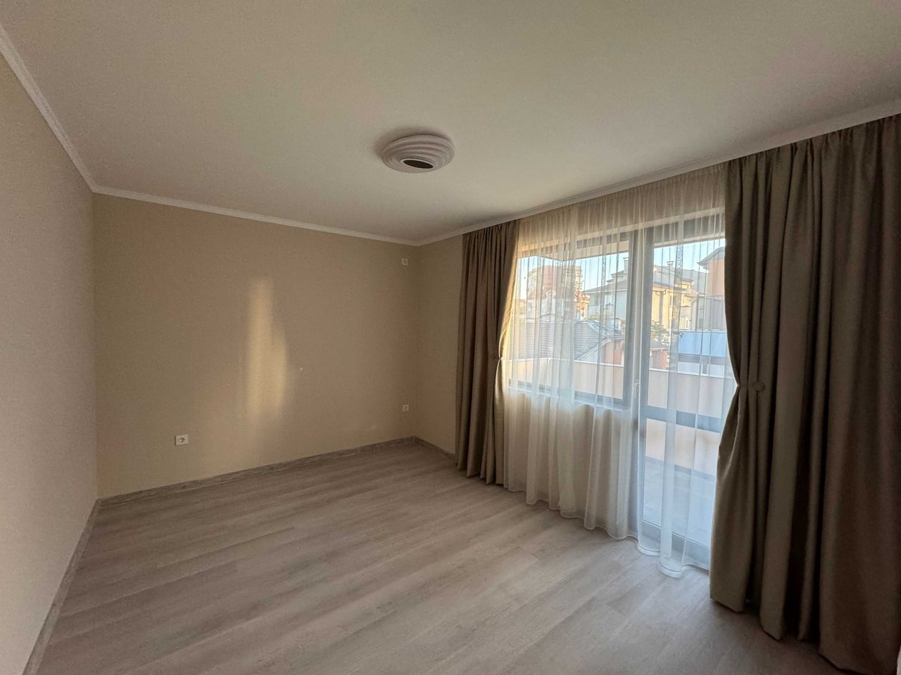 Продава се Двустаен апартамент в Търговище, Вароша - 66 кв.м за 1144 €/кв.м - Снимка #3