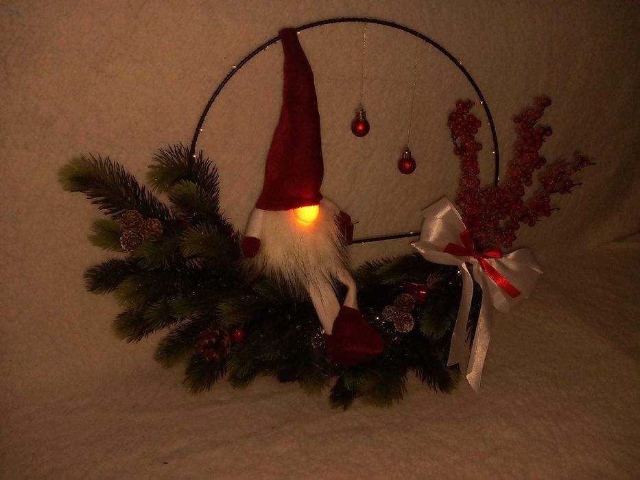 Ornament de Crăciun handmade cu spiriduș și suport metalic luminos.