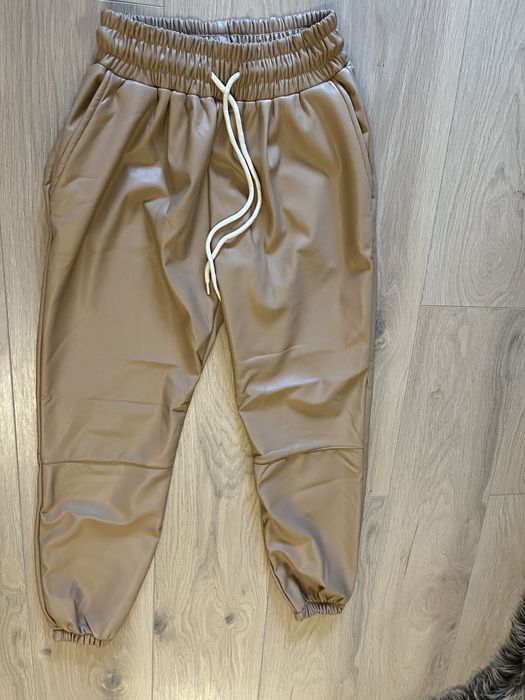 Pantaloni de piele bej