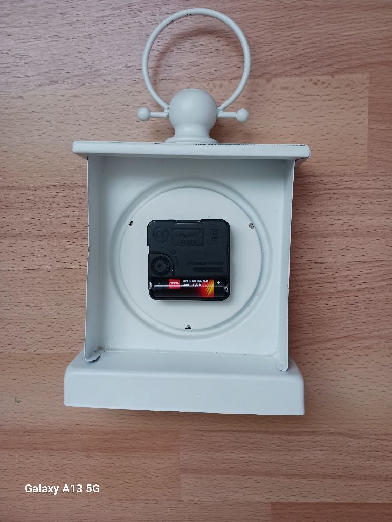 Vând ceas din metal, aspect vintage
