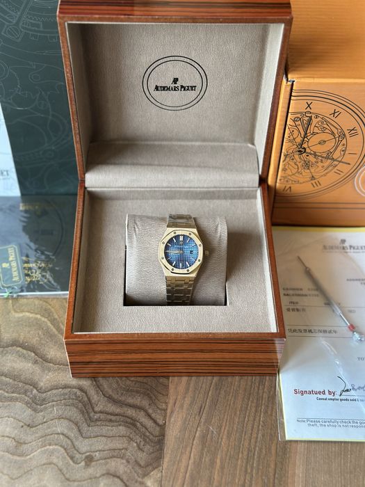 Audemars Piguet Royal Oak Gold and Blue Quartz 33 mm - дамски модел