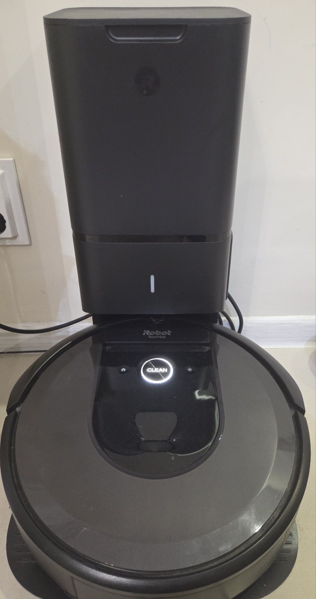 Irobot Roomba Combo i8+ робот за сухо и мокро почистване.