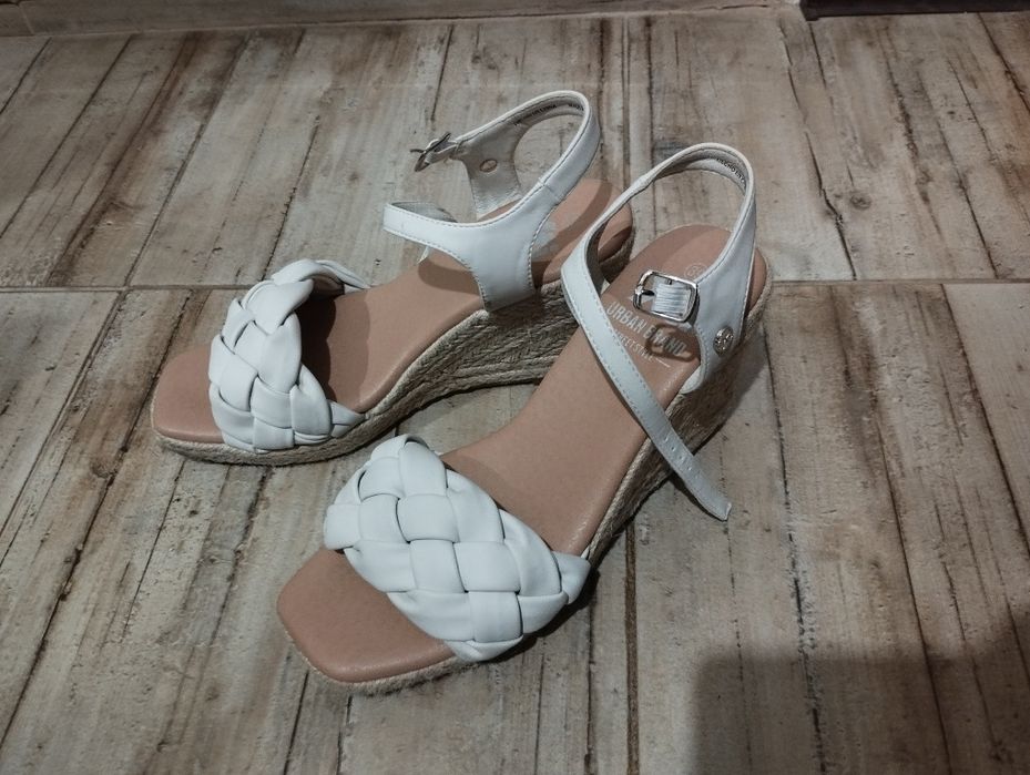 Бели сандали плитка