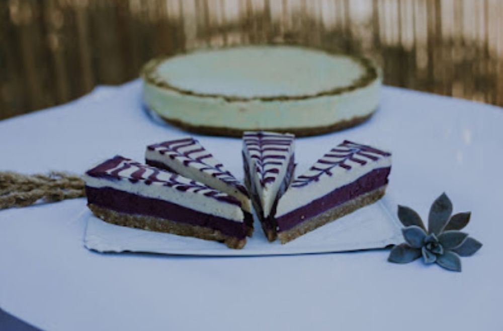 Tort Raw vegan și bomboane dulci