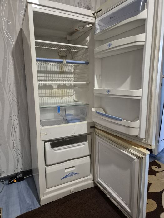Продавам хладилник whirlpool