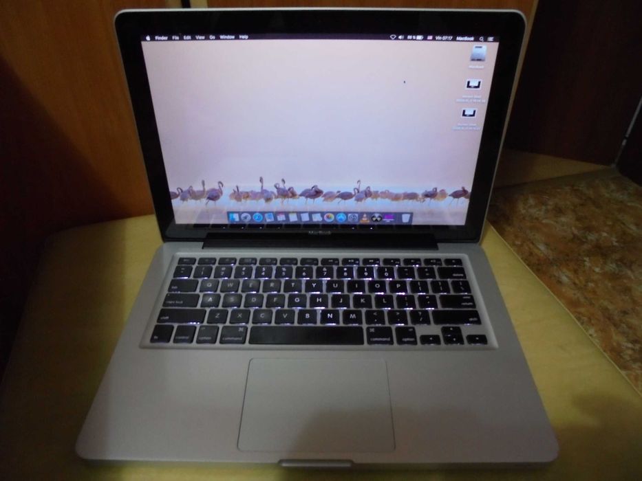 Apple MacBook Air 13-inch,8GB,DD3,2,4-Ghz.Pret-900 Lei  .