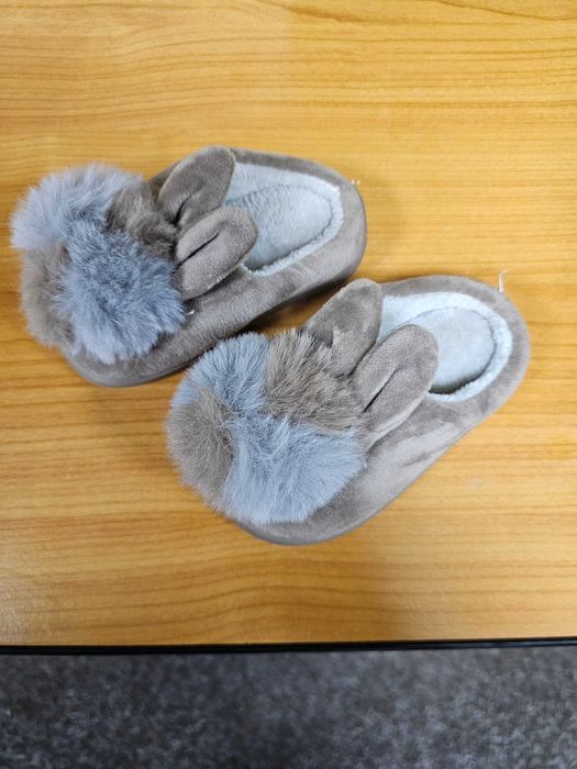 Papuci de casă noi pentru fetițe mărimea 14-15.