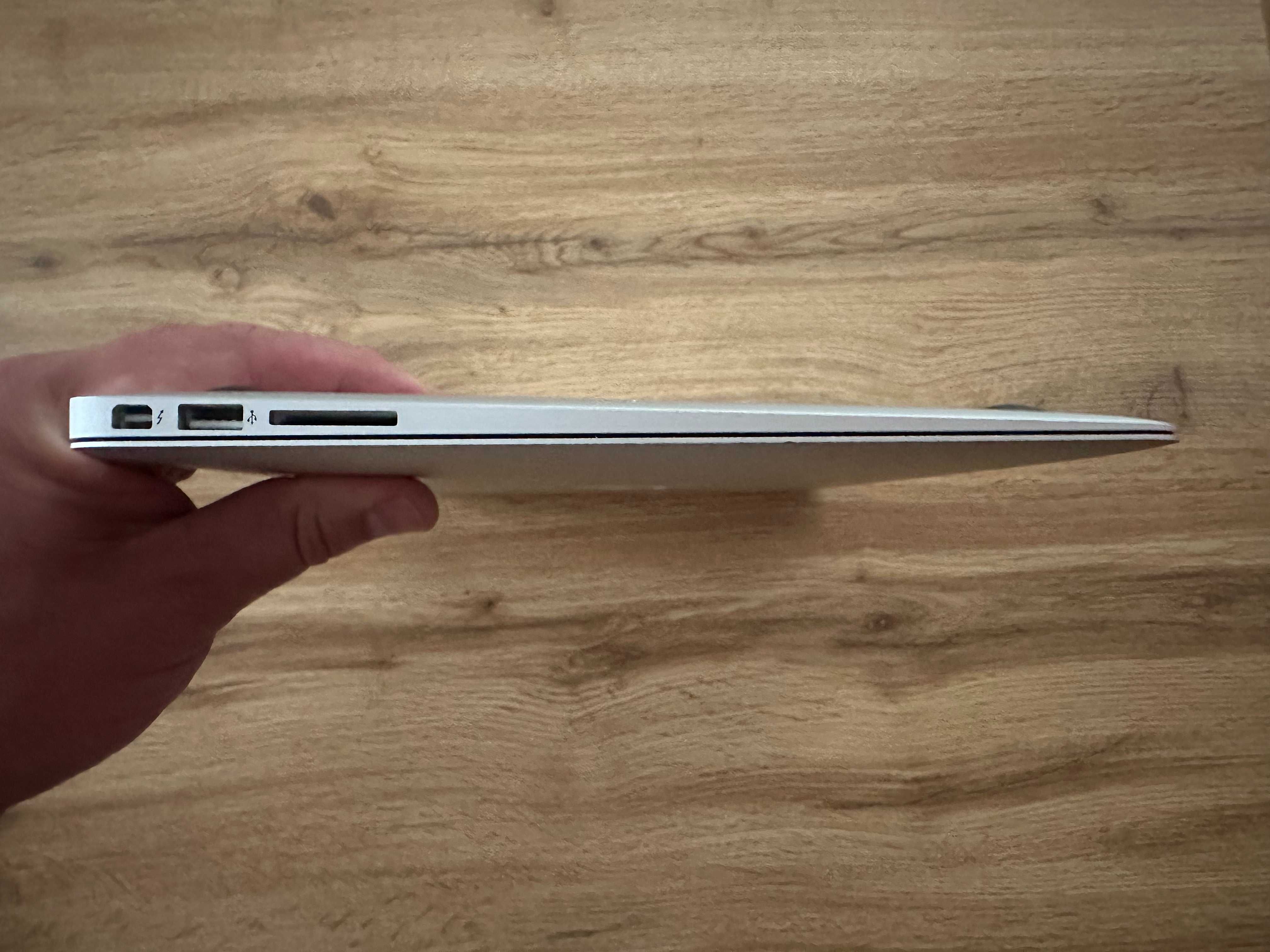 КАТО НОВ ! MacBook Air (13-инчов, early 2014) - i5 - SSD 256GB - A1466