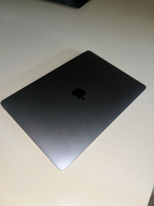 Продам макбук аир 2019 года