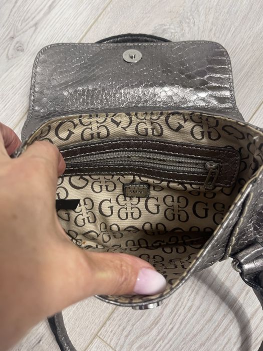 Poseta Guess impecabila si pantaloni scurti