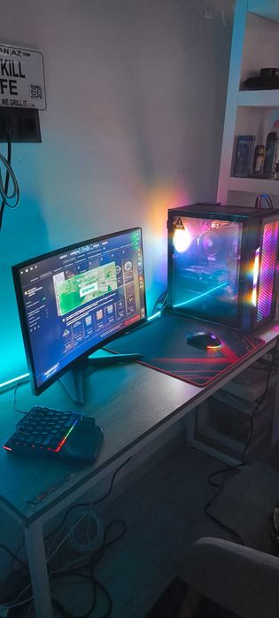 Геймърски компютър с монитор