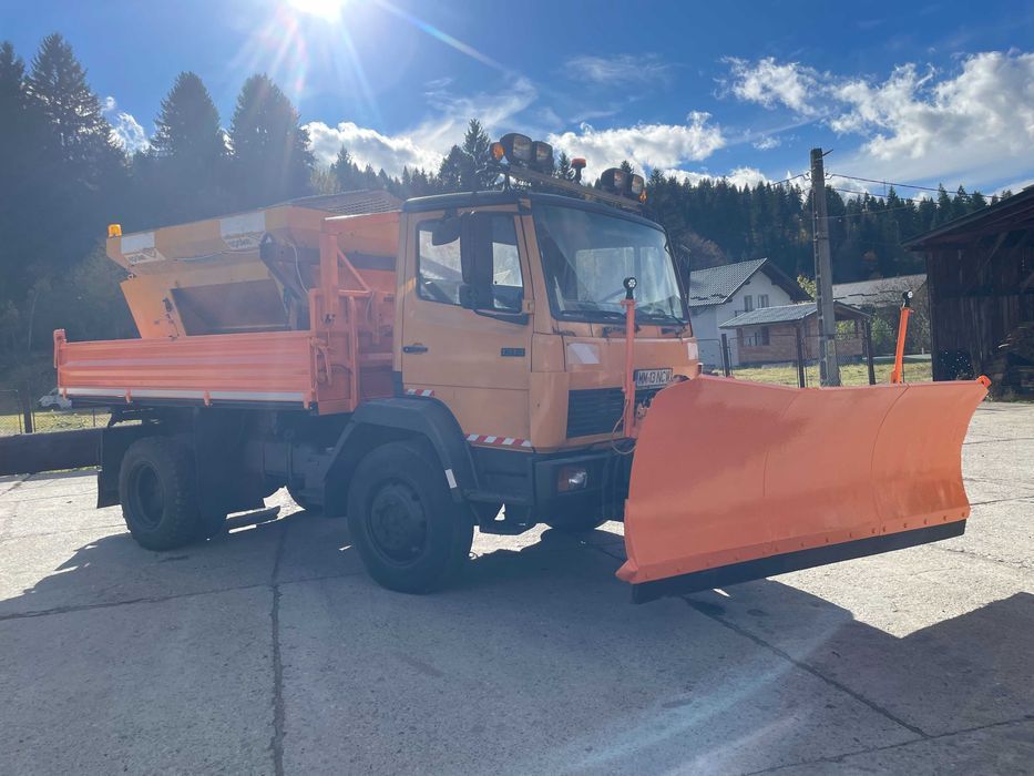 Mercedes cu instalatie deszapezire ,raspanditor material si lama .