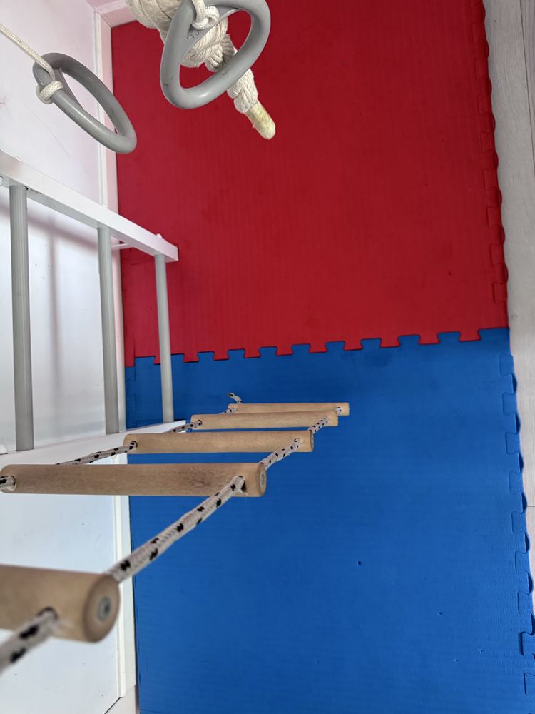 Продаю настенную спортивную стенку с турником.