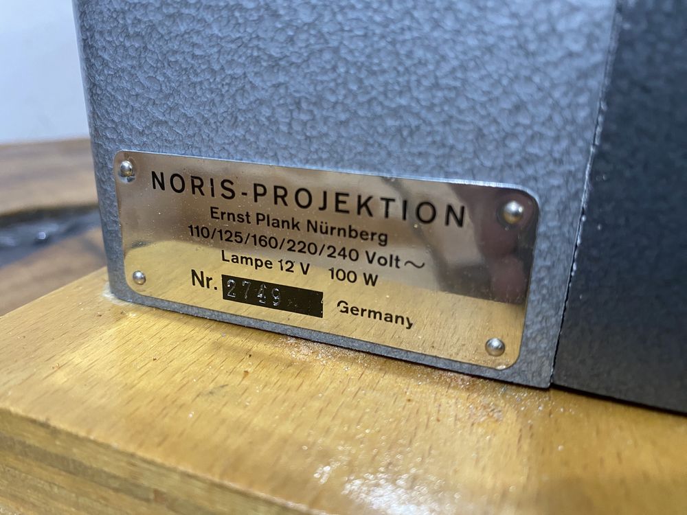 Proiector film noris