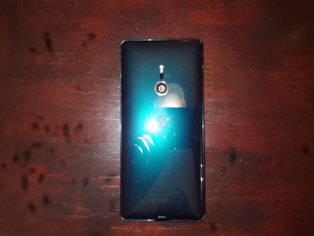 Продавам зелен Sony Xperia XZ3