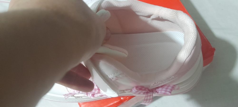 Adidasi spor albi cu roz și fundițe