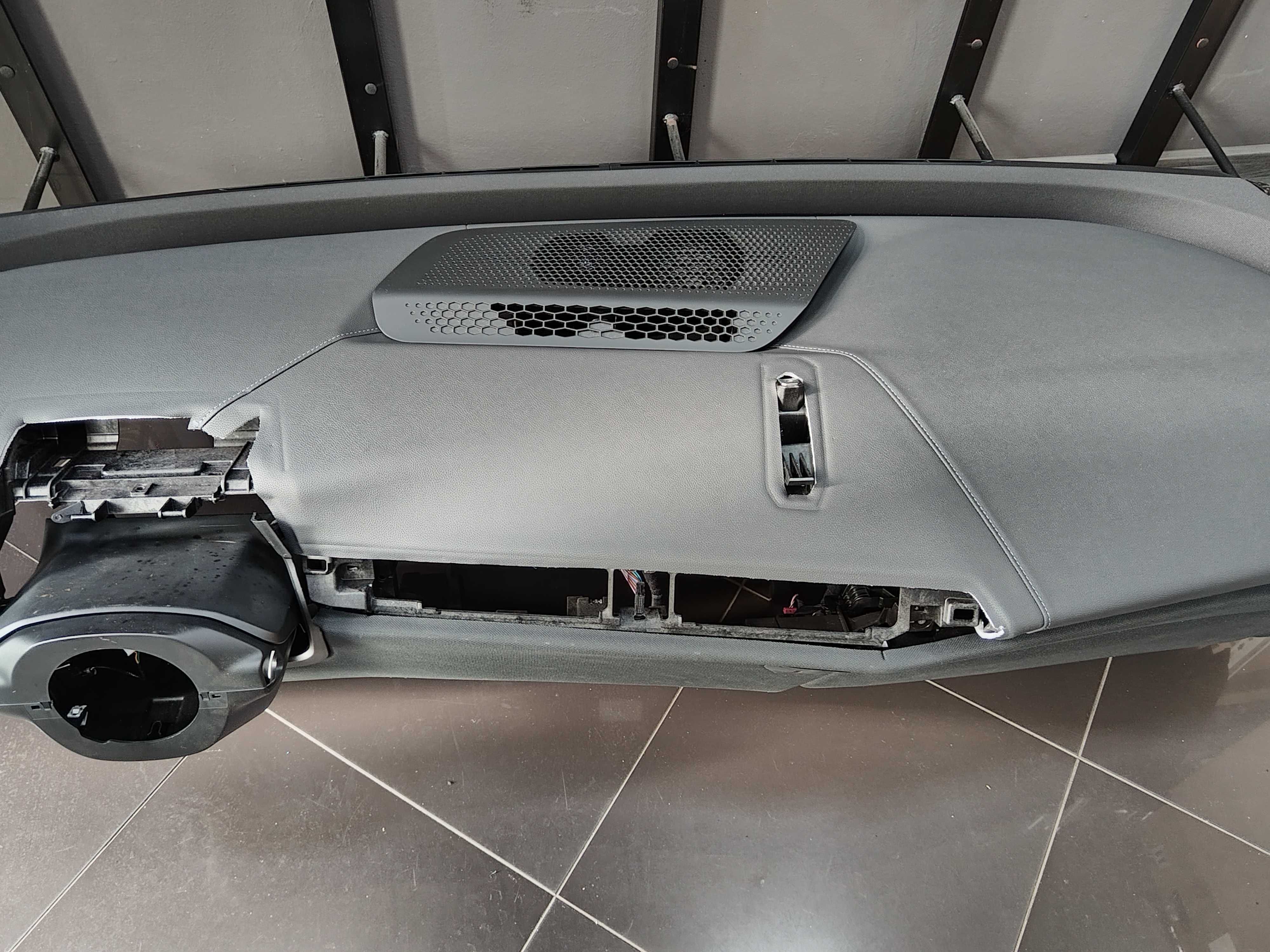 Черно Кожено Арматурно Табло BMW IX I20 Head Up