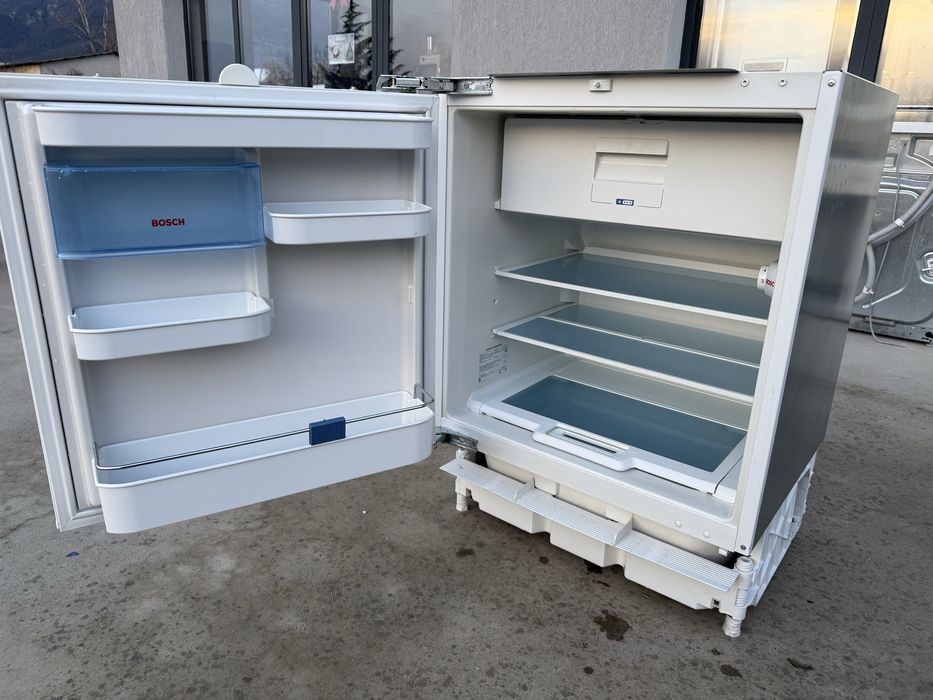 Малък хладилник за вграждане Bosch 82 см