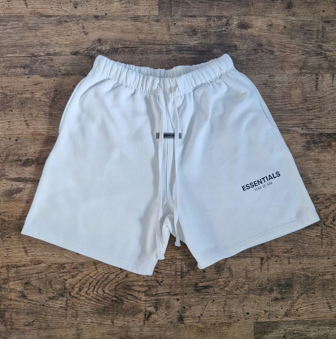 Pantaloni scurti-essentials