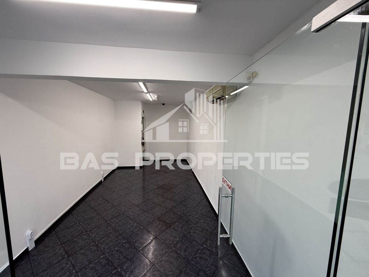 Дава се под наем Офис в София, Модерно предградие - 22 кв.м за 350 € - Снимка #1