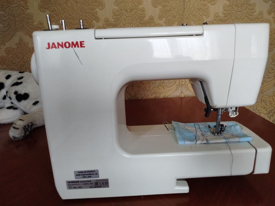 Продам бытовую швейную машину Жаномэ