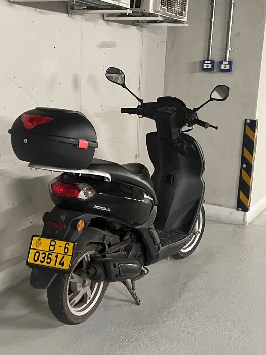 Vand PEUGEOT KISBEE 2016 negru 
Benzina 2T
50 cc