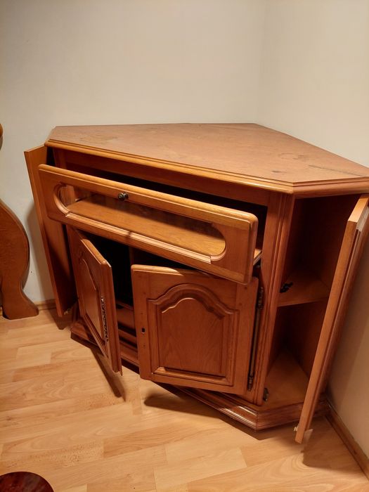 Donez mobilier pe colt pentru televizor.