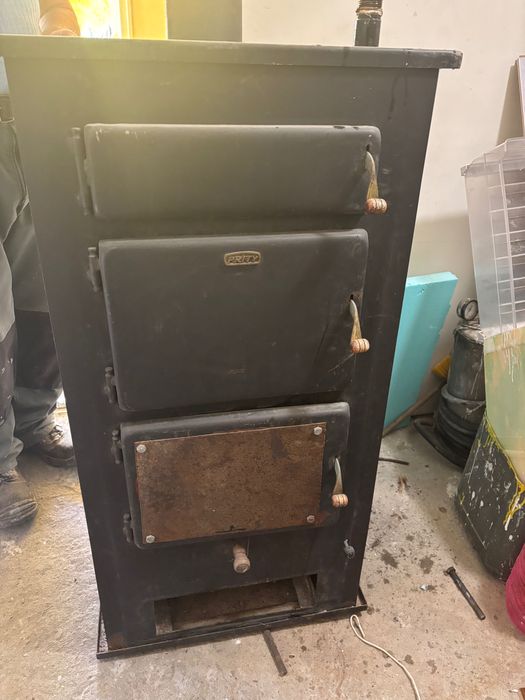 Продавам отоплителен котел на пелети и дърва