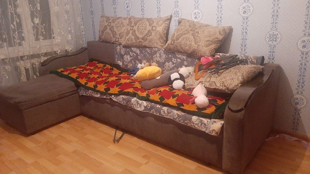 Продам       диван  срочно