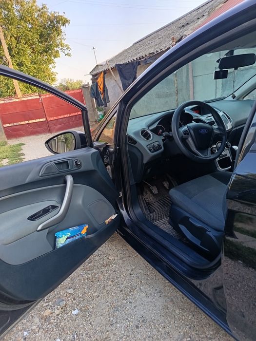Vând Ford fiesta. Preț 4000€, ușor negociabil