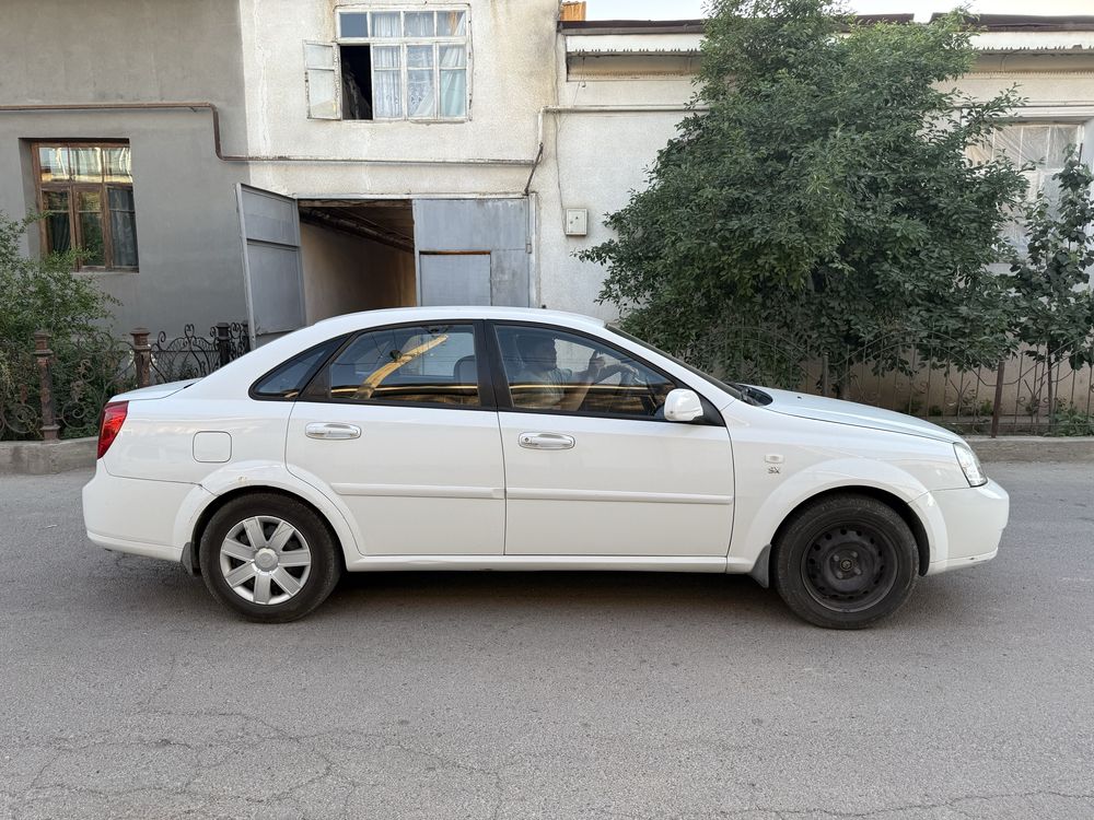 Lasetti 1.8 oq sotiladi
