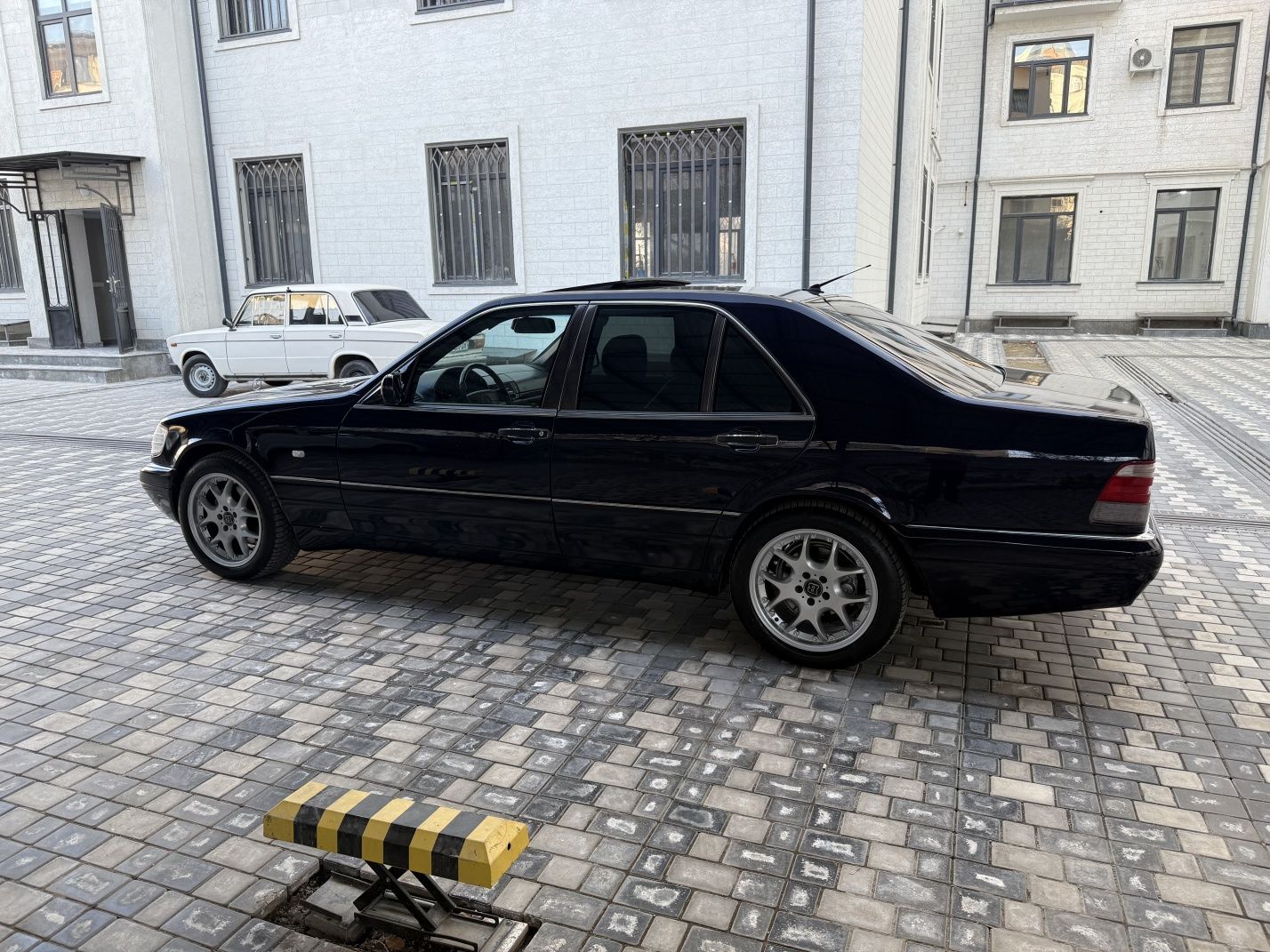 Срочно продаю сою машину мерс 140 кузов