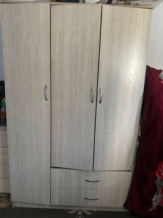 Шкаф для одежды в хорошем состянии