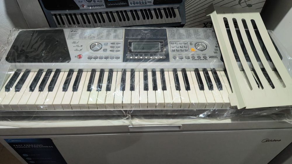 Vând orga foarte puțin folosită