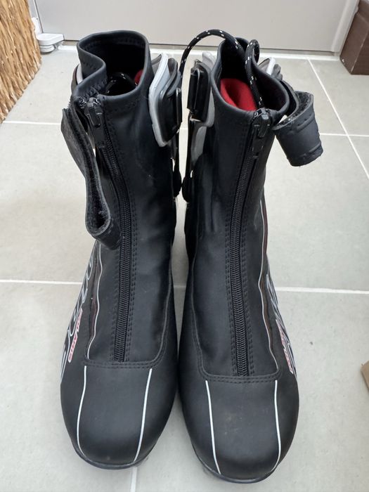 Проодам лыжные ботинки Spine