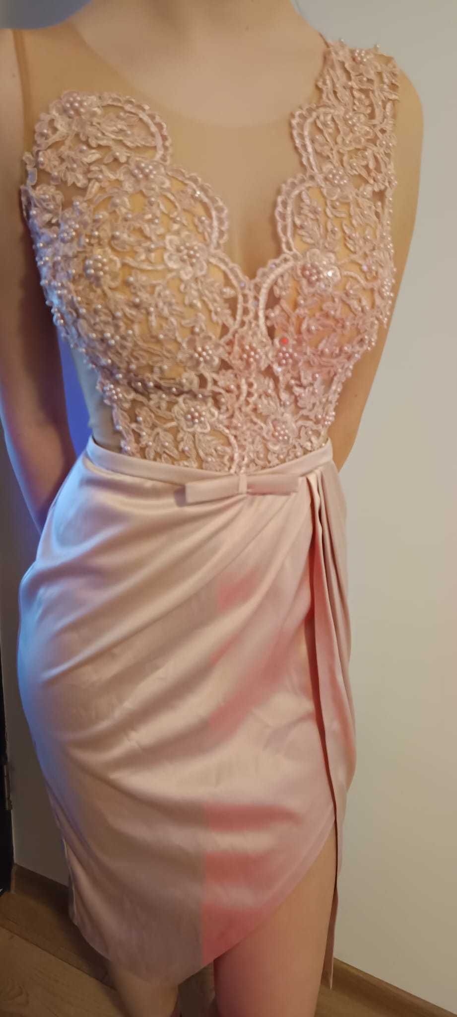 Rochie a fost purtata doar o data prețul a fost 650 lei o dau cu 400