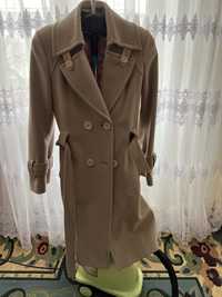 Пальто кашемировое,  бежевого цвета, состояние отличное, размер 44-46.