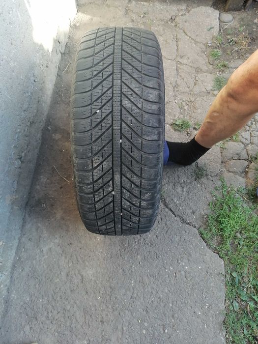 Vând genți cu cauciucuri de iarnă pentru Golf 4 Preț 600 Ron