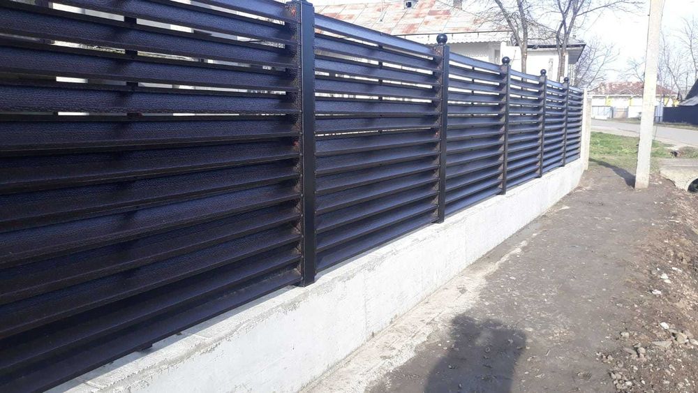 Garduri si porti din panouri stil jaluzele si alte modele disponibile