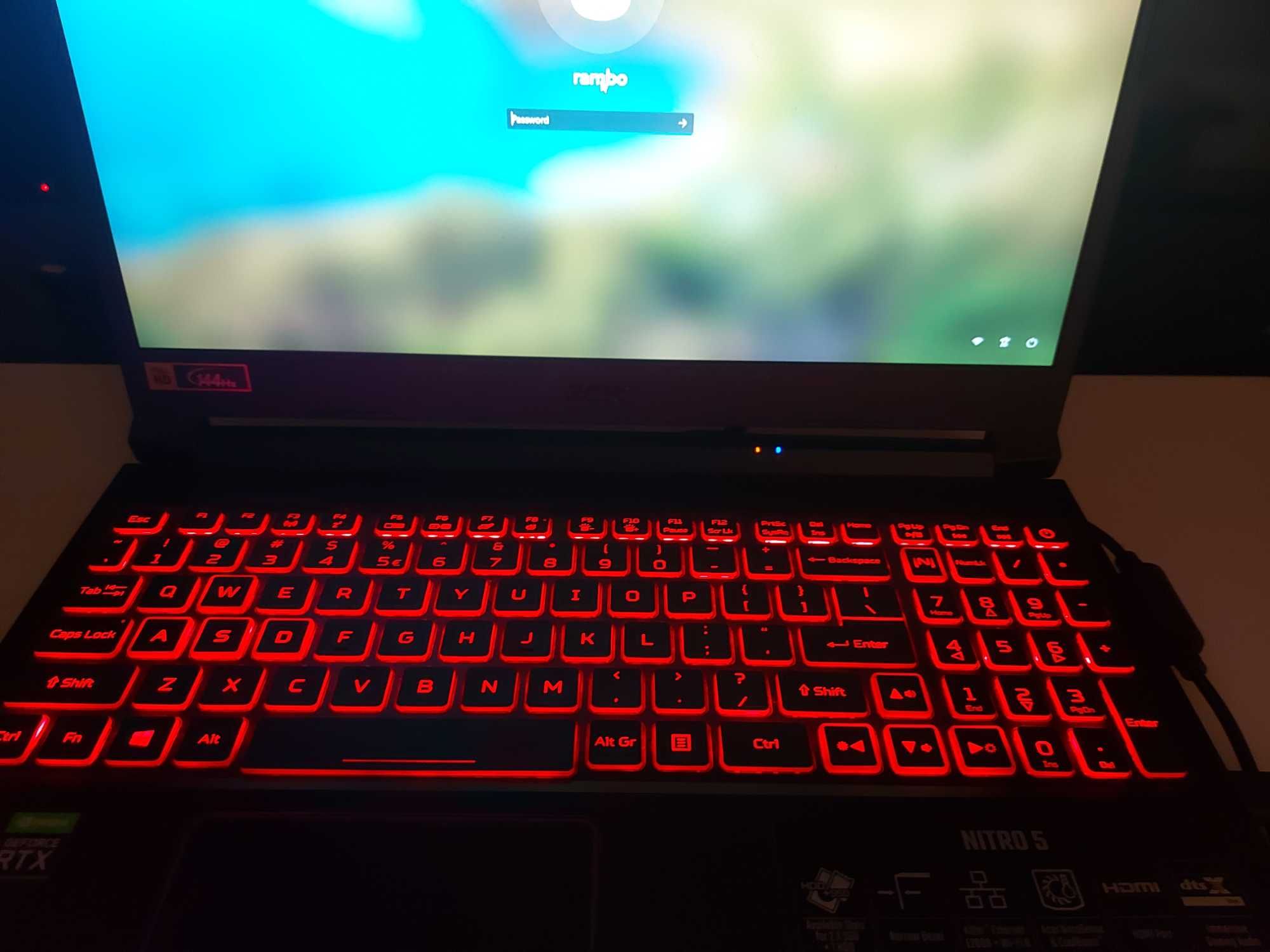 Vând laptop gaming cu tastatura si mouse