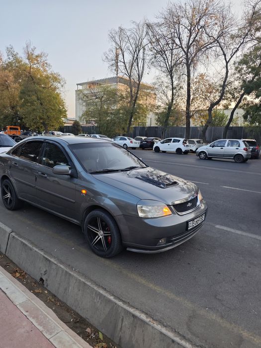 накладка на капот спортивного вида.