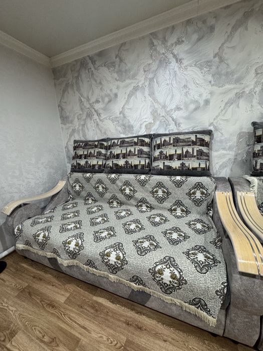 диван с подушками