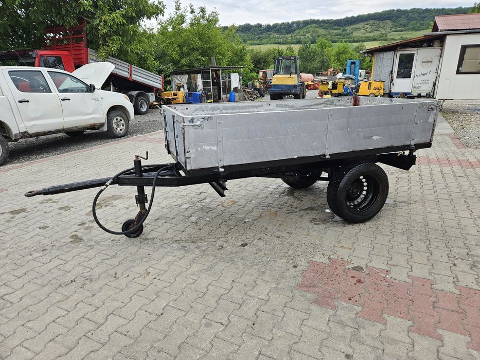 Remorcă basculabil in trei părți după tractor japonez