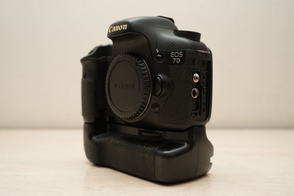 kit Canon 7D + grip + obiectiv 18-135mm + obiectiv 50mm