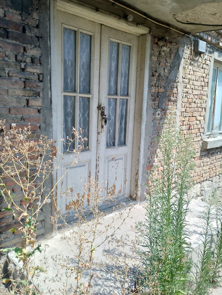 Продавам къща с двор
