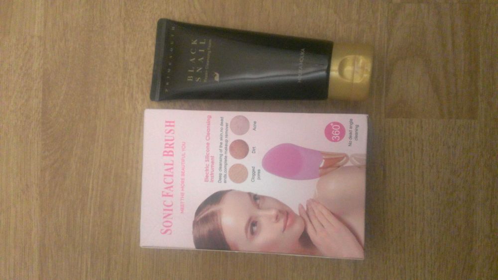 set curatare faciala(perie din silicon +crema de curatare )