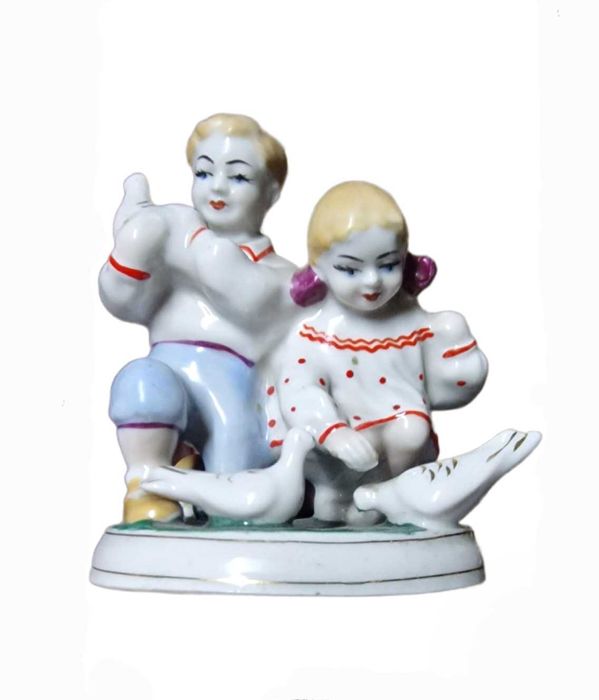 Фарфоровая статуэтка зхк дети и голуби
