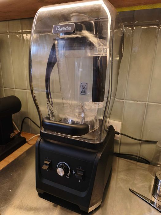 Много оборудования для кафе и бара