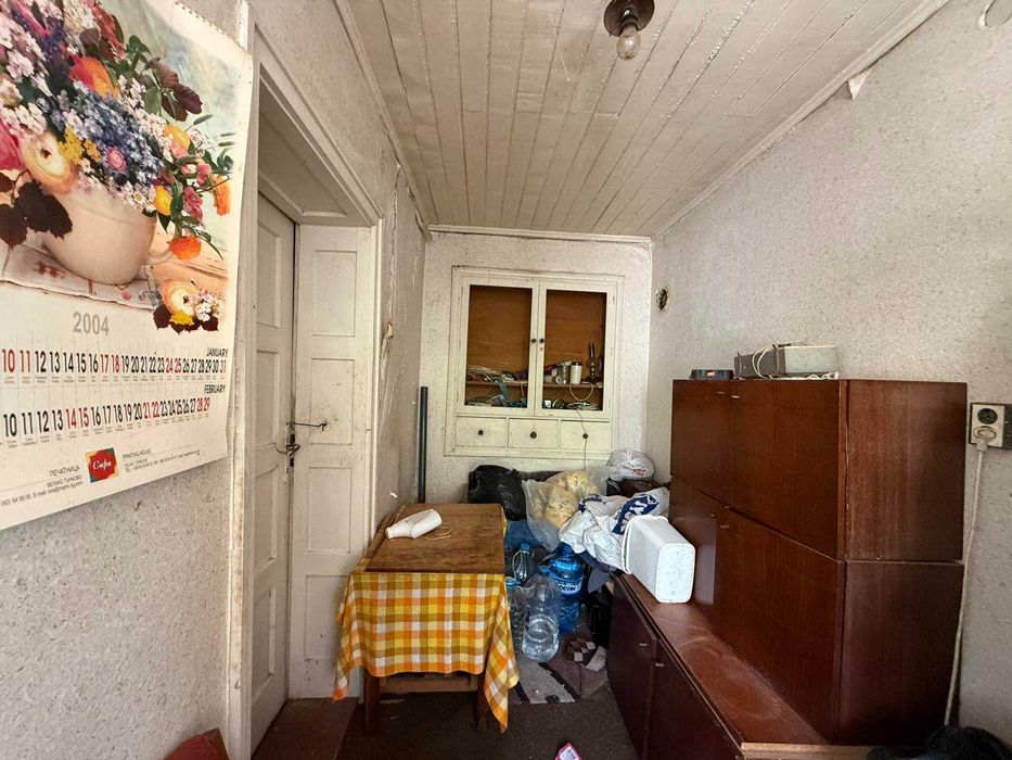 Двуетажна къща с  двор и стопански постройки в с. Самоводене