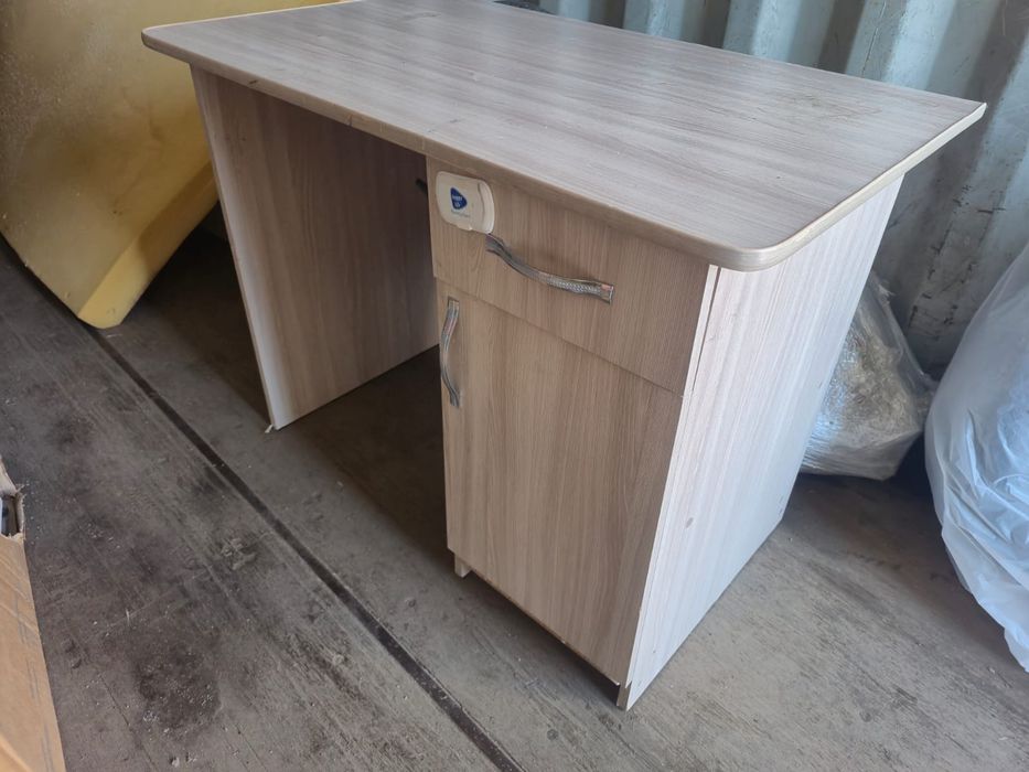 Стол письменный светлый